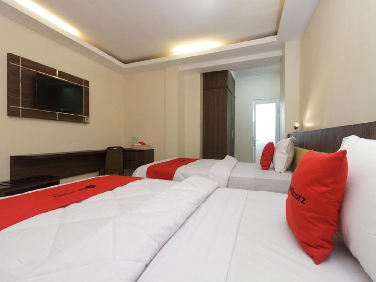 เรดดอร์ซ พลัส แอท บูเลอวาร์ด ปานักกูกัง Hotel มากาซาร์ ภายนอก รูปภาพ