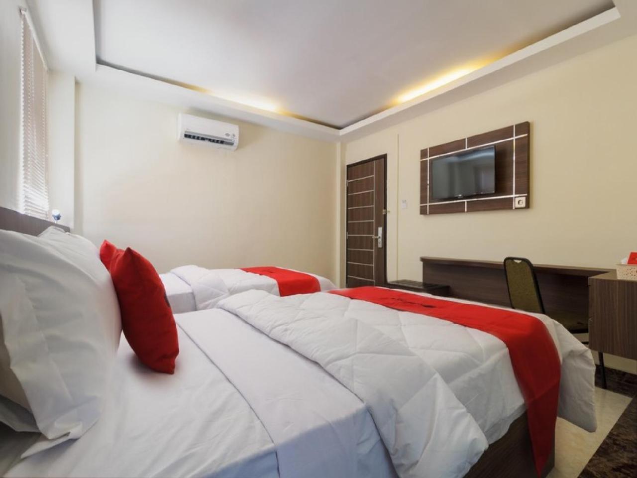 เรดดอร์ซ พลัส แอท บูเลอวาร์ด ปานักกูกัง Hotel มากาซาร์ ภายนอก รูปภาพ